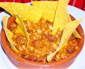 Delicioso chili con carne, servido con totopos crujientes. Perfecto para disfrutar sin picante. ¡Una combinación irresistible!