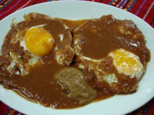 Dos tortillas crujientes con huevos fritos, cubiertos de salsa picante y un toque de picante que te hará sudar. ¡Prepárate para el fuego!