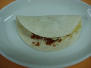 Deliciosa quesadilla con queso fundido de Oaxaca y chorizo suave, perfecta para disfrutar en cualquier momento del día.