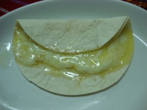 Burrito de queso con tortilla de harina de trigo, tamaño mediano y sin picante. ¡Perfecto para los amantes del queso!