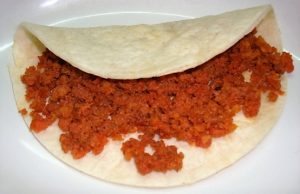 Deliciosa tortilla de trigo rellena de chorizo picante, perfecta para un desayuno o almuerzo rápido y sabroso.