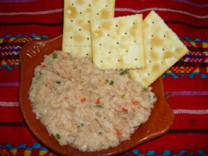 Sumérgete en una experiencia culinaria única con nuestro exquisito platillo de pescado, una delicia para tu paladar.