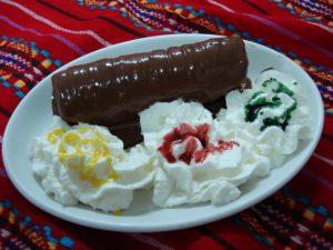 Delicioso plátano frito con tortilla de trigo, bañado en chocolate y acompañado de crema batida. Una combinación irresistible de sabores.