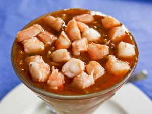 Deliciosos camarones bañados en una salsa exquisita y ligeramente picante, una explosión de sabores en cada bocado.